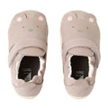 Par de sapatos BOBUX Xplore Squeaky Taupe para bebé, vista de cima, com design de rato e fecho de velcro. Calçado barefoot aprovado por podologistas.