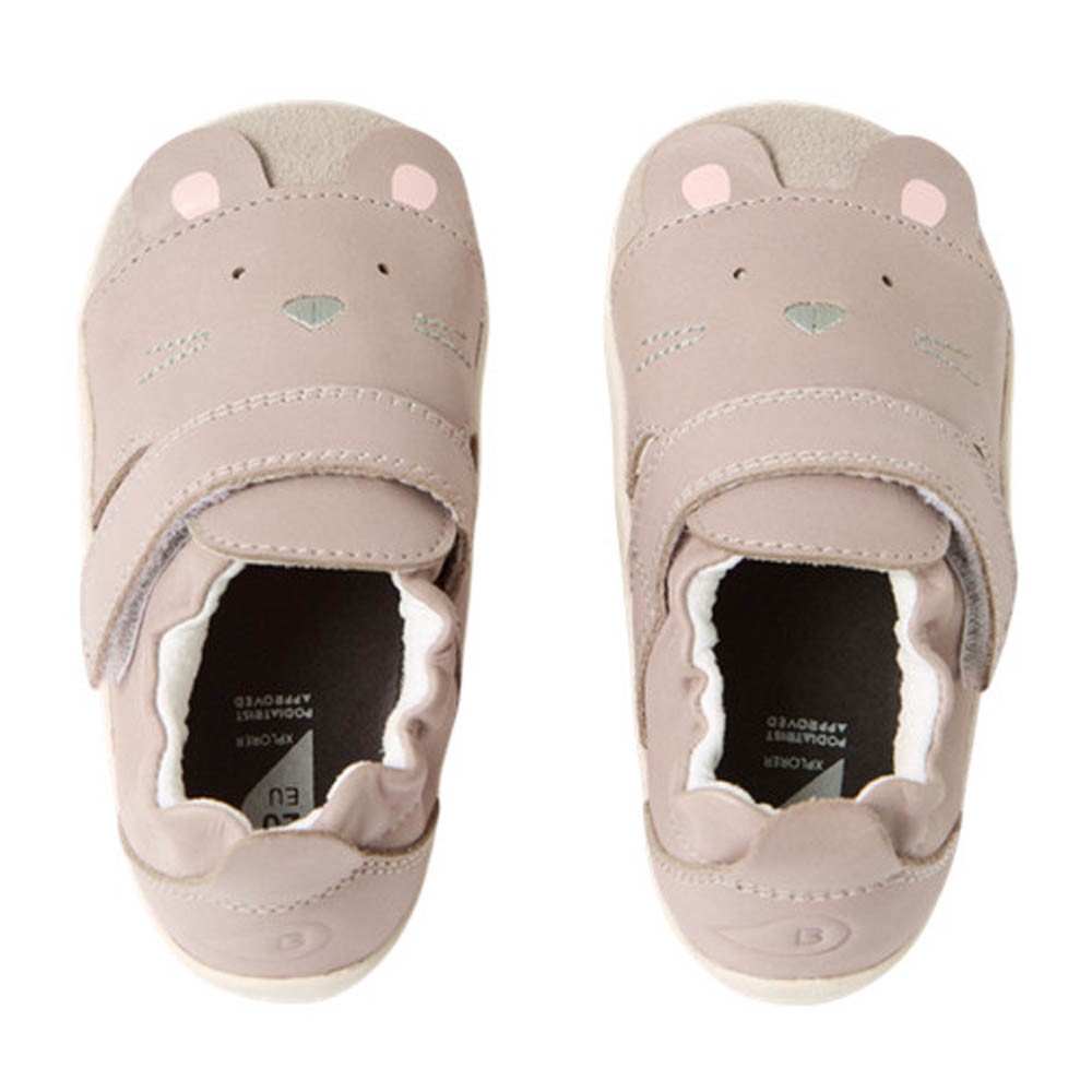 Par de sapatos BOBUX Xplore Squeaky Taupe para bebé, vista de cima, com design de rato e fecho de velcro. Calçado barefoot aprovado por podologistas.