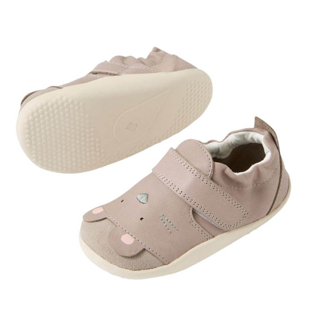 Sapatos BOBUX Xplore Squeaky Taupe, um de lado a mostrar a sola flexível e o outro frontal com design de rato.
