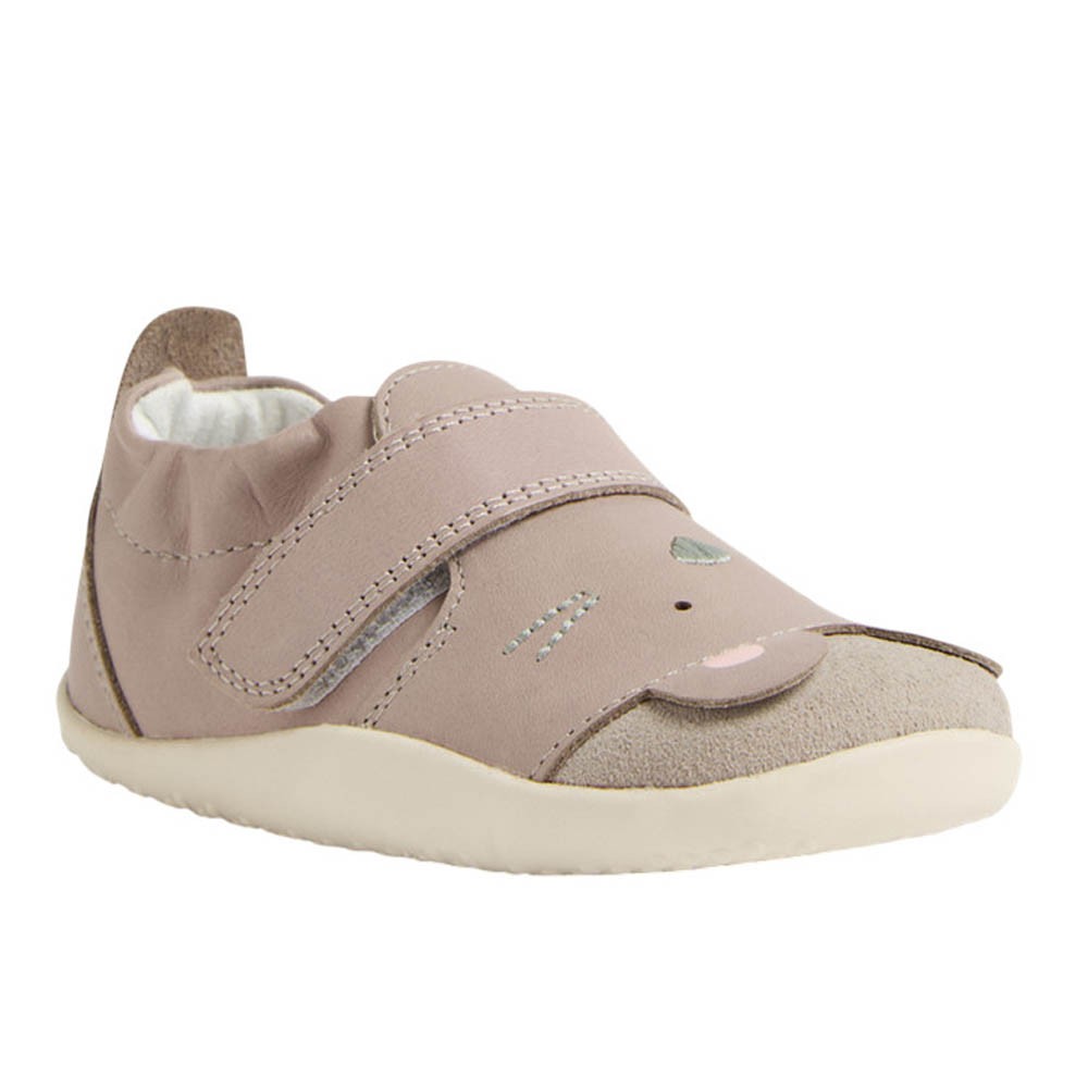 Sapato BOBUX Xplore Squeaky Taupe, vista lateral, com design de rato, fecho de velcro e sola flexível.