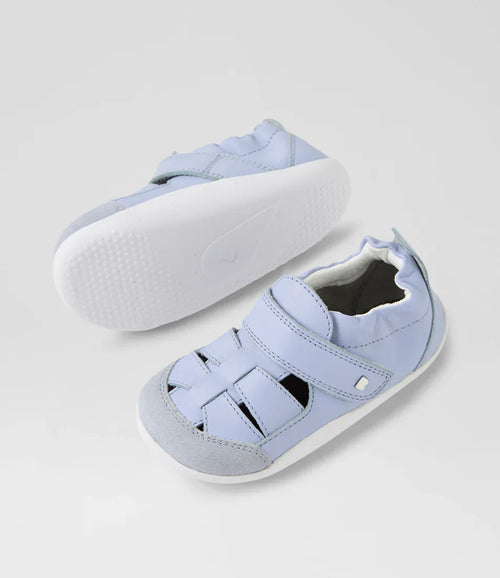 Sapatilhas Bobux Xplorer Maris Skyway em tom azul suave, vista superior e sola