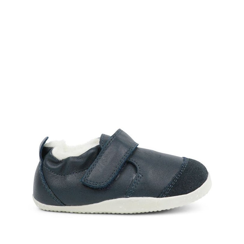 Bota barefoot Bobux Xplorer Marvel Arctic Navy em pele azul com forro de lã merino.