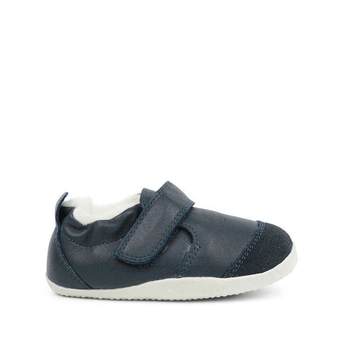 Bota barefoot Bobux Xplorer Marvel Arctic Navy em pele azul com forro de lã merino.