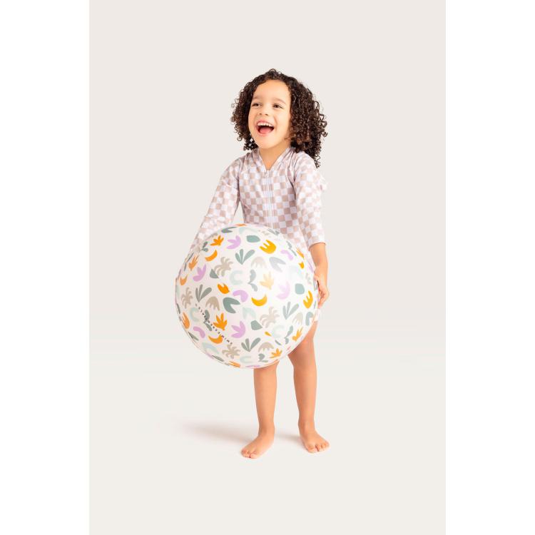 Criança brincando com uma bola insuflável Swim Essentials com padrão floral.