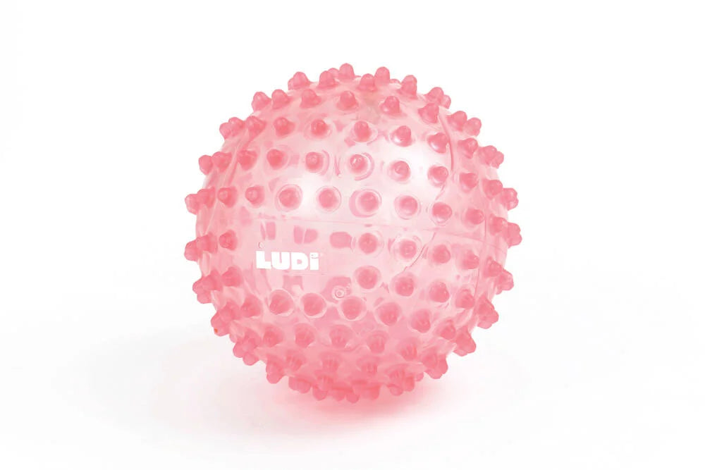 Bola sensorial Ludi cor-de-rosa com relevos para estimulação tátil do bebé