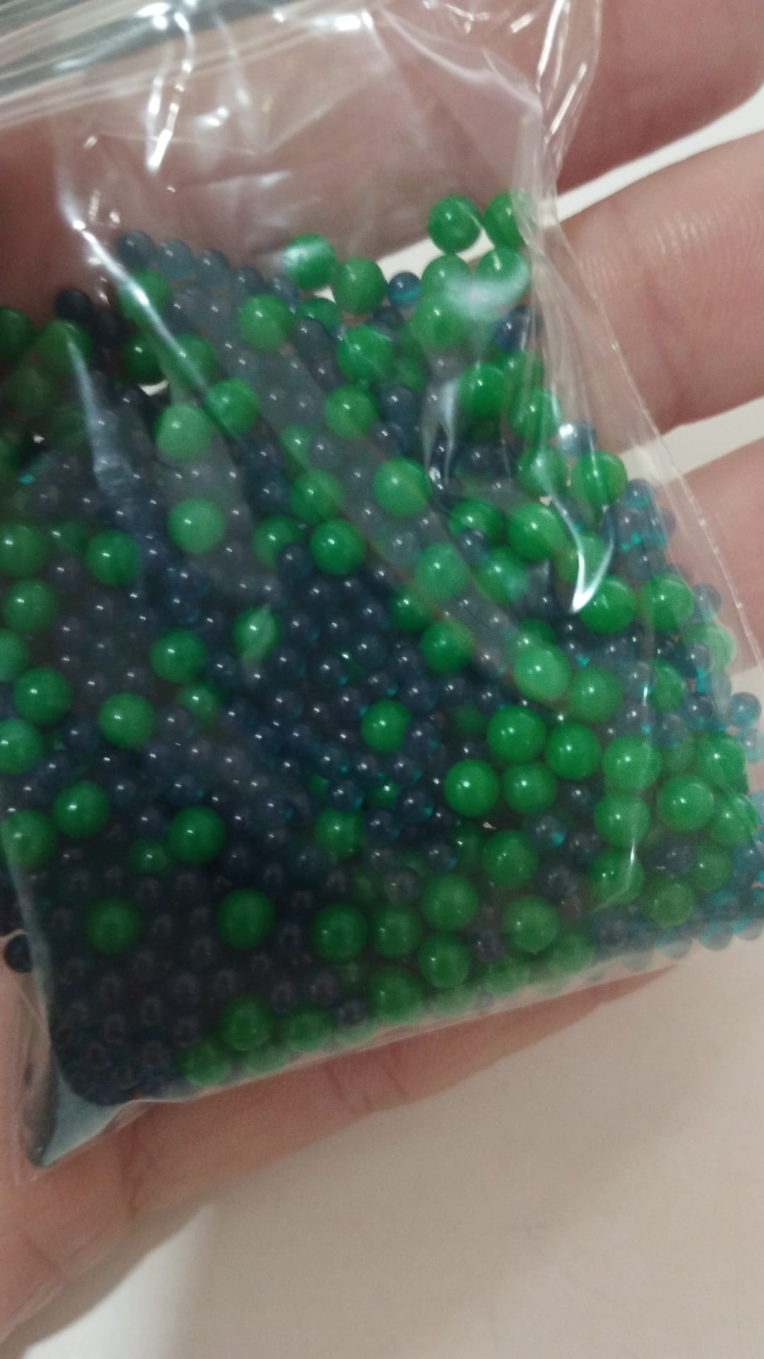 Bolinhas super absorventes Gotu secas, pequenas e coloridas, prontas para serem colocadas em água.