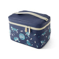 Bolsa térmica infantil Monbento Frosty azul-marinho com padrão de lobos em tons de azul. Possui alça de mão bege e fecho.