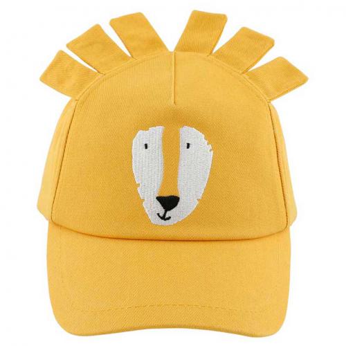 Boné infantil amarelo mostarda com desenho de rosto de leão bordado na frente e pequenos relevos que imitam a juba.