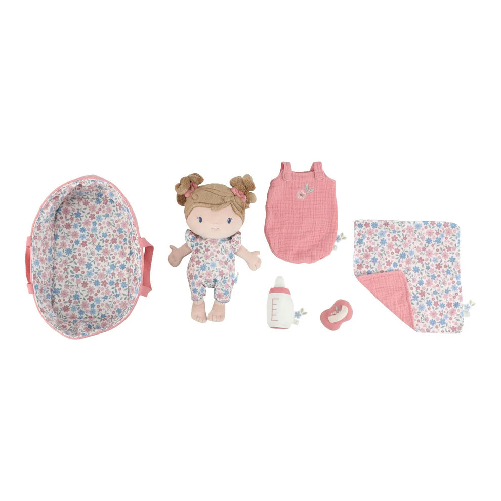 Todos os componentes do conjunto Boneca Bebé Rosa da Little Dutch dispostos lado a lado: boneca, biberão, chupeta, manta, roupa extra e cesta.