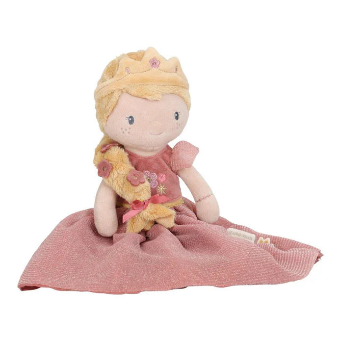 Boneca Princesa Julia da Little Dutch sentada, com a saia aberta, destacando a textura do tecido cintilante.