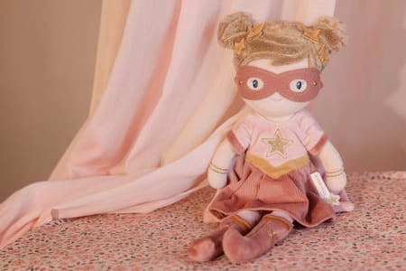Boneca Super-Heroína Rosa da Little Dutch sentada com capa rosa, máscara e detalhes dourados.