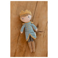 Boneco de peluche Príncipe Jim da Little Dutch com coroa dourada e casaco azul, deitado sobre um soalho de madeira.