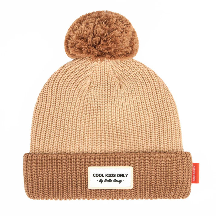 Imagem de estúdio do gorro HELLO HOSSY com pompom Coffee, com design Color Block e pompom.