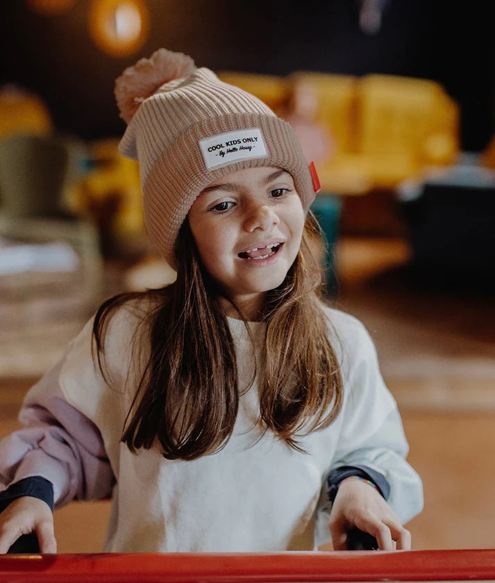 Criança a usar o gorro HELLO HOSSY com pompom Coffee, com o rótulo "COOL KIDS ONLY" visível.