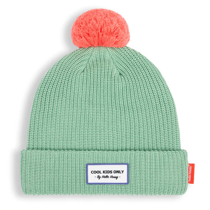 Gorro Hello Hossy verde-menta com pompom laranja, visto de frente, com emblema "COOL KIDS ONLY".