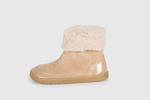 Vista lateral de uma bota infantil Blanditos Laponia Arena. Calçado respeitador barefoot bege em camurça, com forro de pelo no topo, detalhe envernizado no calcanhar e sola flexível e plana. Calçado Barefoot.

