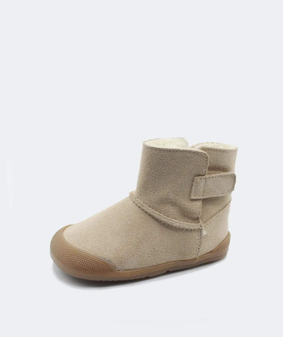 Bota Copo Blanditos by Crio's em couro cor Arena, vista lateral. Calçado Respeitador Barefoot para criança, com fecho de velcro e sola flexível castanha.