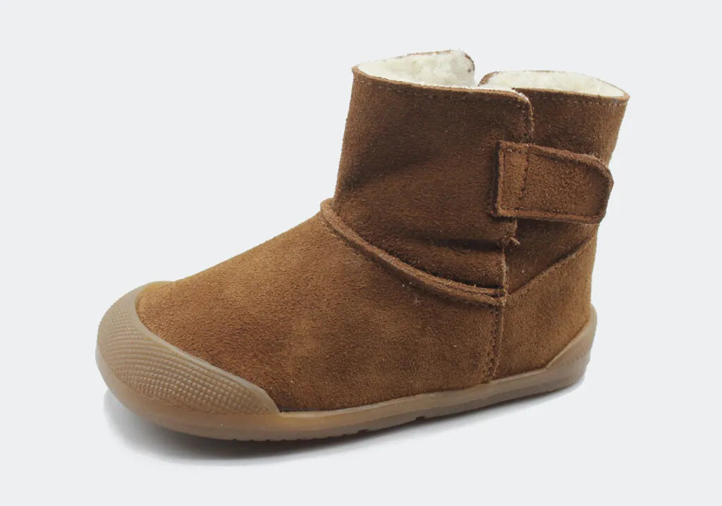 Bota Copo Blanditos by Crio's em couro cor Cuero (castanho), vista lateral. Calçado Barefoot Respeitador infantil com fecho de velcro, sola flexível castanha e biqueira reforçada.