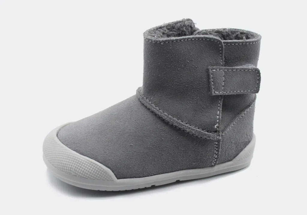 Bota Copo Blanditos by Crio's em couro cor Gris (cinzento), vista lateral. Calçado Respeitador e Calçado Barefoot para criança, com fecho de velcro e sola clara flexível.