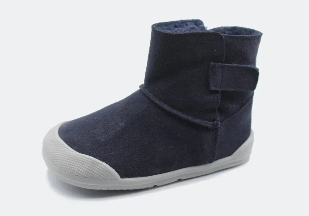 Bota Copo Blanditos by Crio's em couro cor Navy (azul-escuro), vista lateral. Calçado Barefoot e Respeitador infantil, com fecho de velcro, sola clara e flexível.