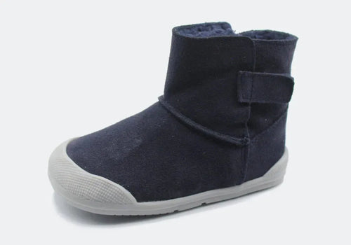 Bota Copo Blanditos by Crio's em couro cor Navy (azul-escuro), vista lateral. Calçado Barefoot e Respeitador infantil, com fecho de velcro, sola clara e flexível.
