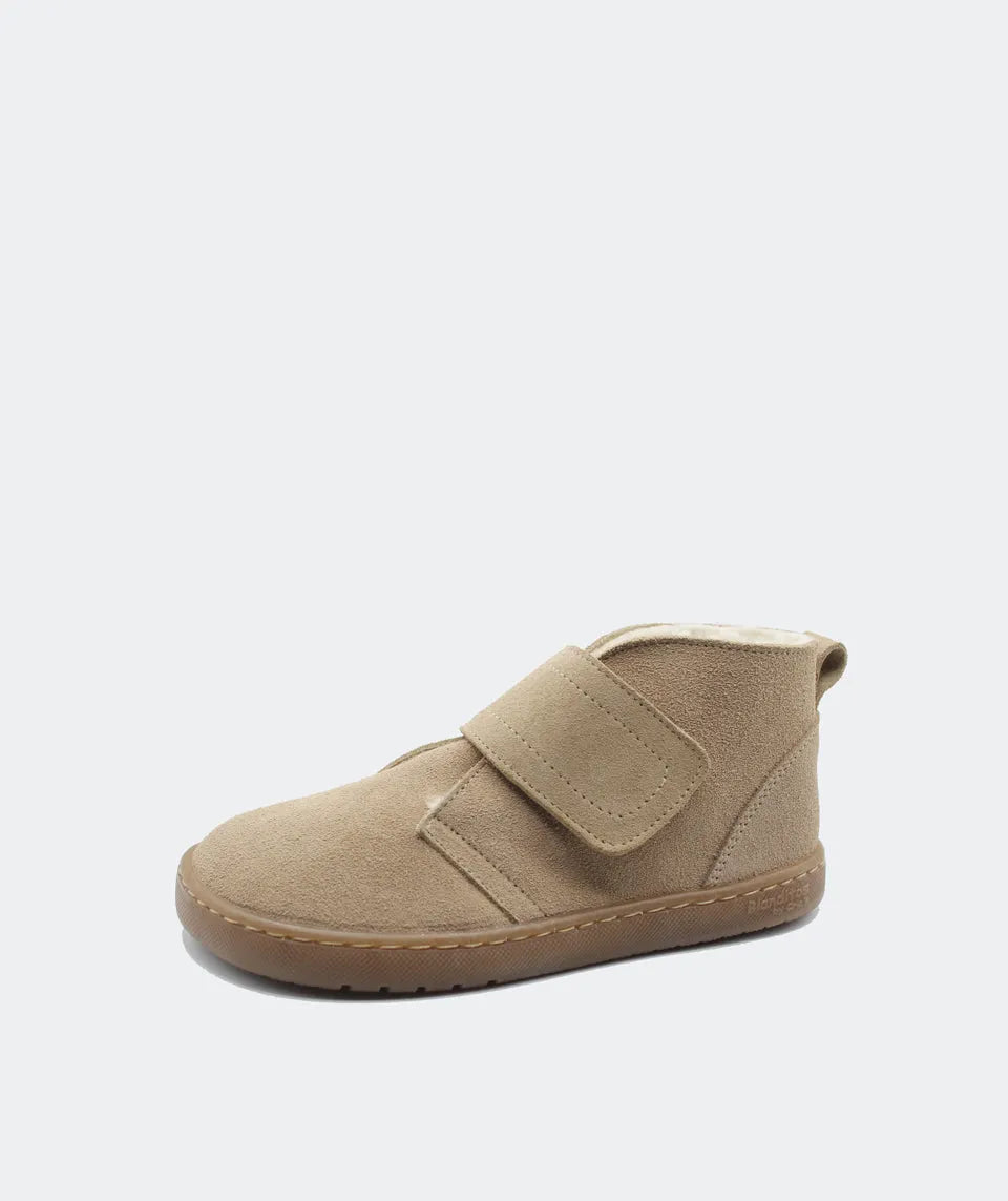 Vista lateral da Bota Iglu Blanditos by Crio's na cor Areia (Arena/Bege). Calçado respeitador, calçado barefoot infantil em pele (camurça) com tira aderente, forro quente e sola flexível barefoot.