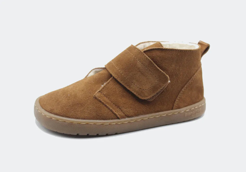 Vista de perfil da Bota Iglu Blanditos by Crio's na cor Castanho (Cuero). Calçado barefoot e calçado respeitador infantil em pele (camurça), com sola zero drop flexível e forro interior quente. Barefoot.