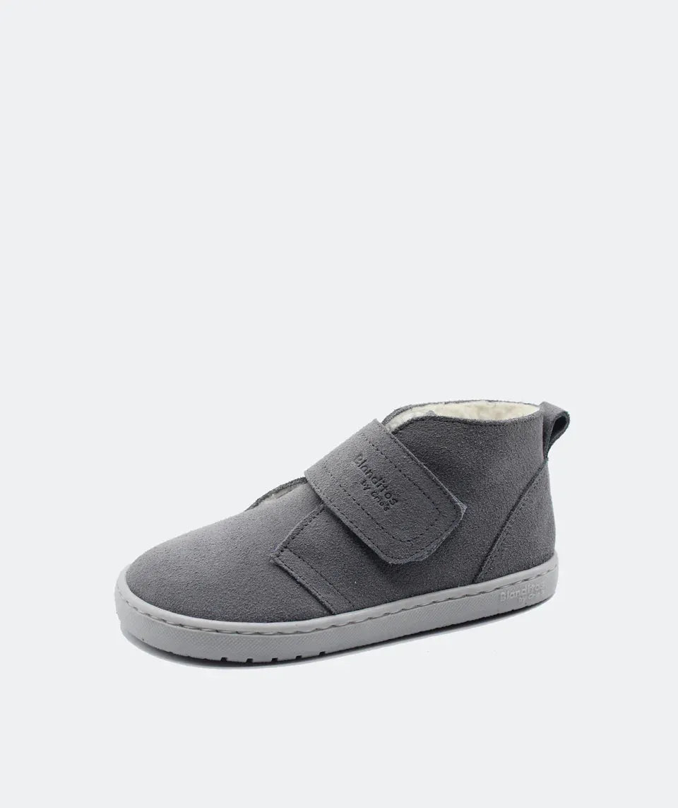 Perfil da Bota Iglu Blanditos by Crio's na cor Cinzento (Gris). Calçado respeitador infantil, calçado barefoot em pele (camurça) com sola flexível, tira aderente e forro quente. Barefoot.