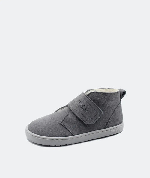Perfil da Bota Iglu Blanditos by Crio's na cor Cinzento (Gris). Calçado respeitador infantil, calçado barefoot em pele (camurça) com sola flexível, tira aderente e forro quente. Barefoot.