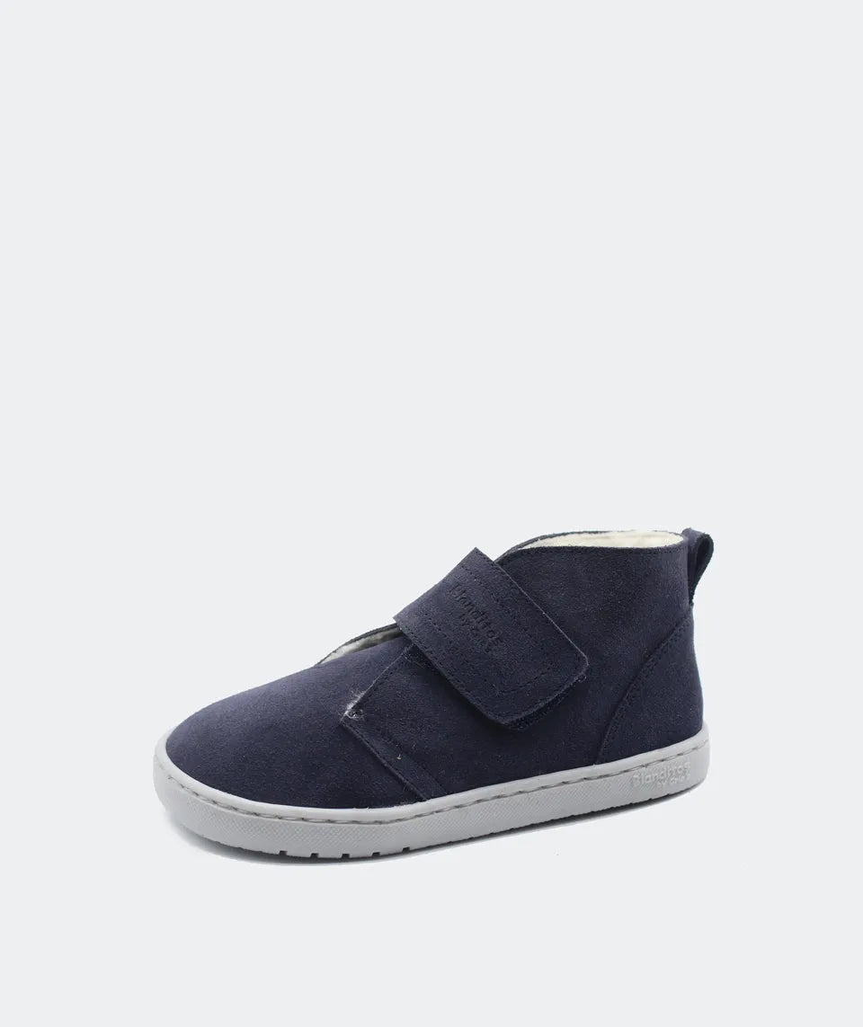 Vista lateral da Bota Iglu Blanditos by Crio's em Azul-Marinho (Navy). Calçado barefoot infantil e calçado respeitador em pele (camurça) com forro quente, tira aderente e sola flexível barefoot zero drop.