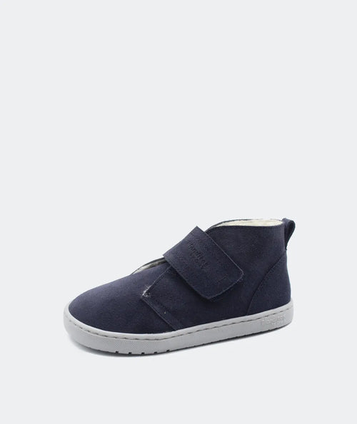 Vista lateral da Bota Iglu Blanditos by Crio's em Azul-Marinho (Navy). Calçado barefoot infantil e calçado respeitador em pele (camurça) com forro quente, tira aderente e sola flexível barefoot zero drop.