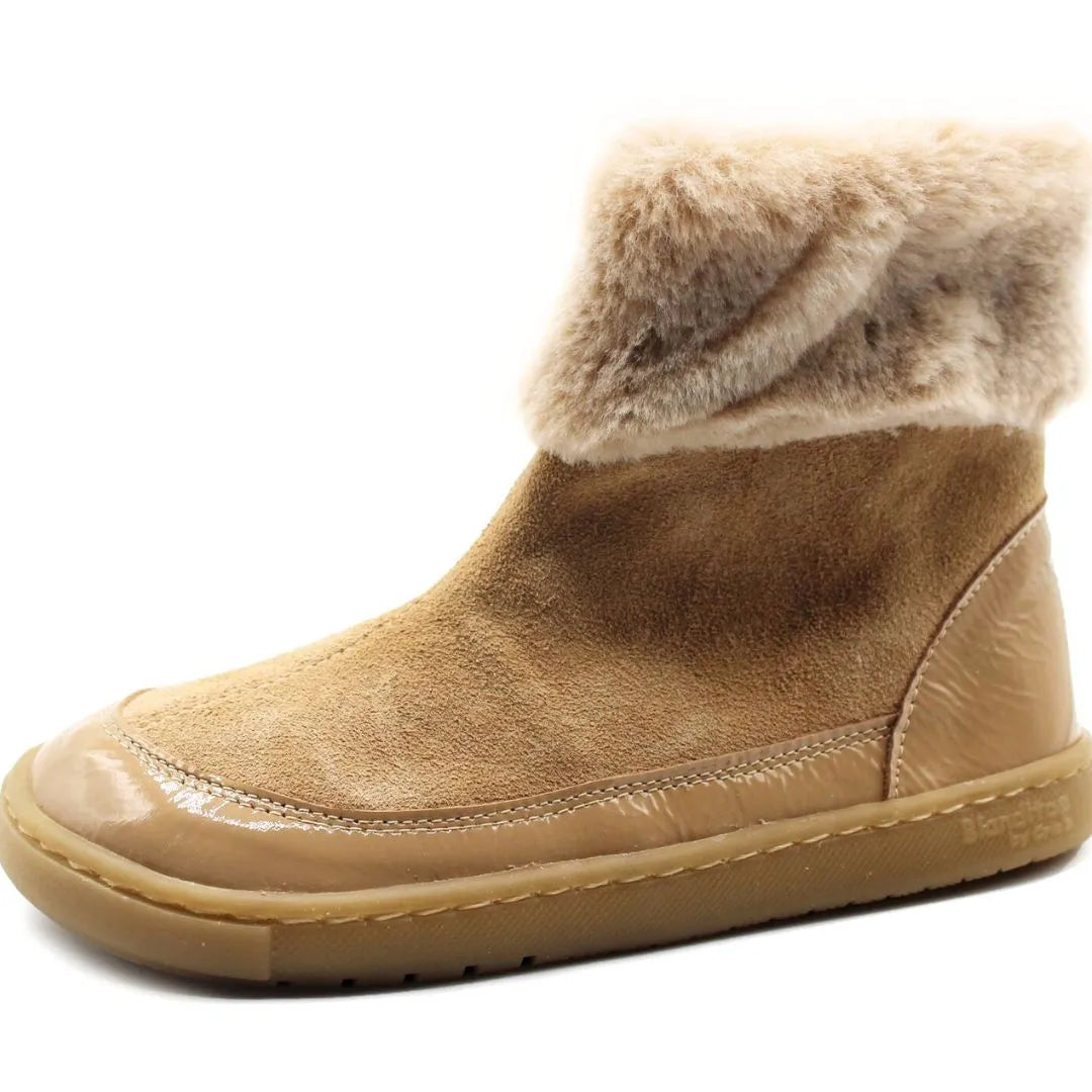 Bota Laponia Barefoot cor Arena (bege/cinza claro) da Blanditos by Crio's. Calçado Respeitador infantil em pele camurça com forro quente. Calçado Barefoot confortável com sola branca.