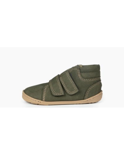 Bota Baby Lobitos Barefoot Bota Militar em verde, vista de perfil e isolada sobre fundo branco.