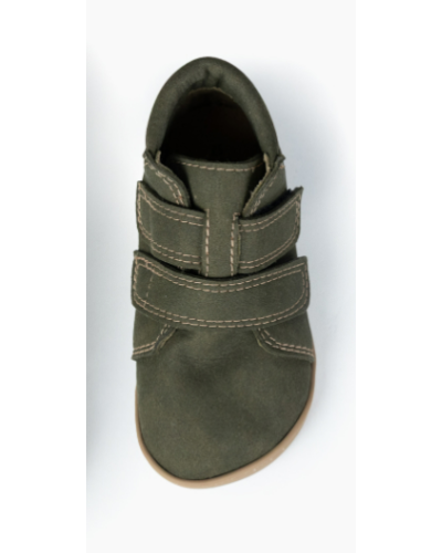 Bota Baby Lobitos Barefoot Bota Militar em verde, vista de cima para baixo, mostrando o fecho de velcro e a biqueira espaçosa.