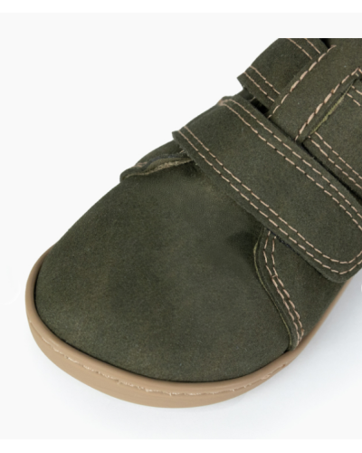 Detalhe aproximado da biqueira e do fecho de velcro da bota Baby Lobitos Barefoot Bota Militar em verde.