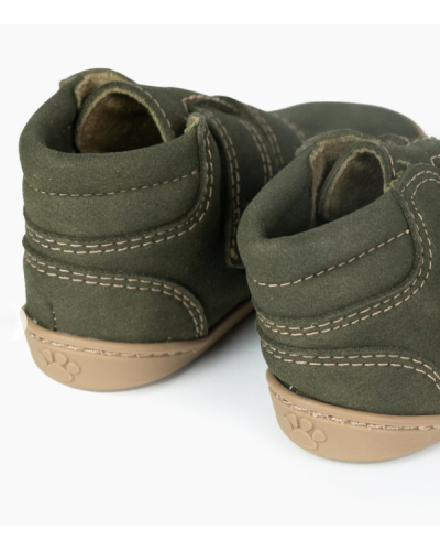 Vista traseira das botas Baby Lobitos Barefoot Bota Militar em verde, mostrando o calcanhar e a sola com o logótipo da pata.