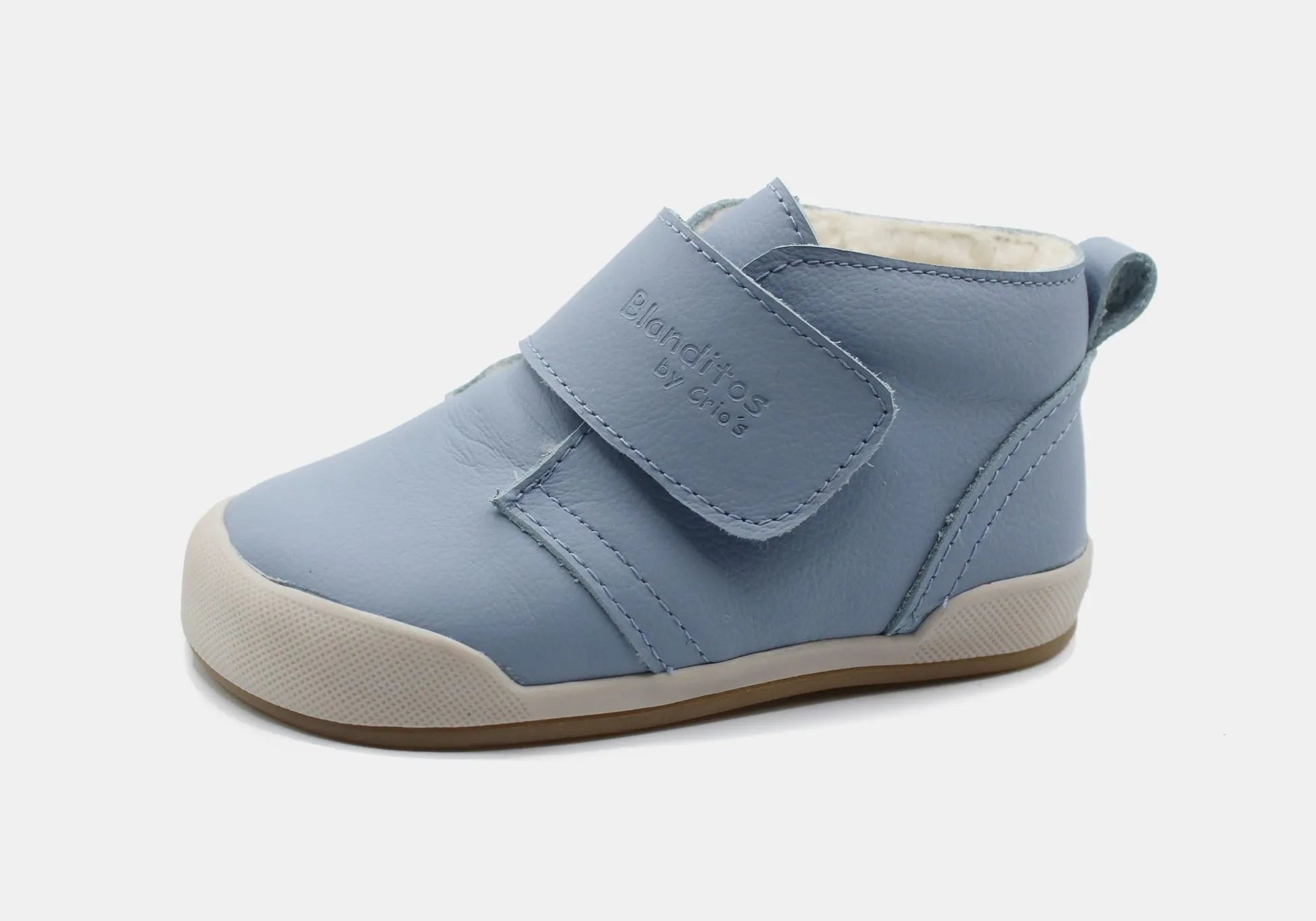 Vista lateral da Bota Blanditos Sidney em couro, cor Azul claro. Calçado Respeitador e Barefoot infantil, modelo flexível fabricado em Espanha, com duplo velcro.