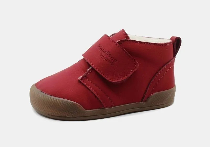 Vista lateral da Bota Blanditos Sidney em couro, cor Duero (vermelho). Calçado Respeitador e Barefoot infantil, sola fina de 3.5mm, flexível e zero drop.