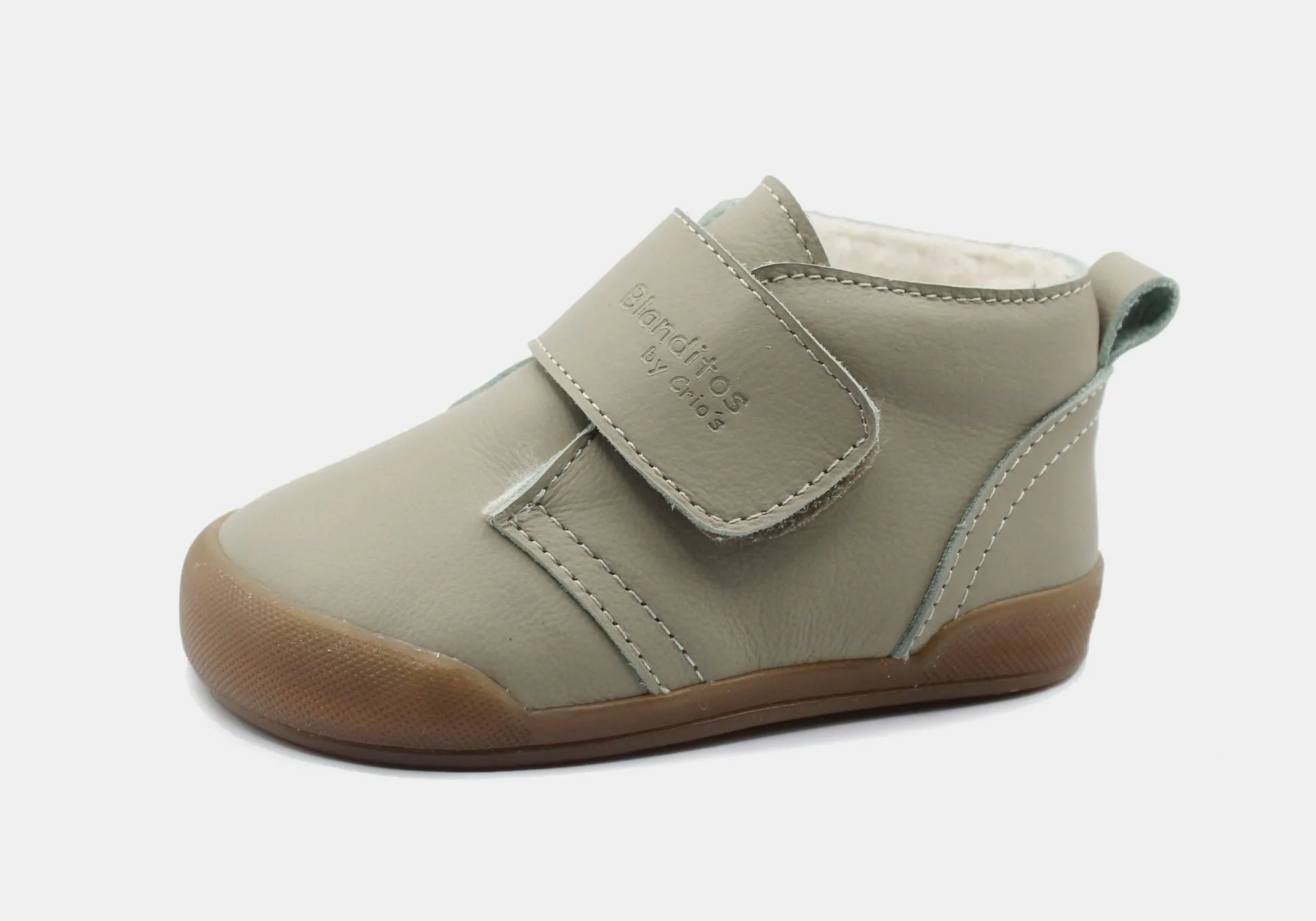  Vista lateral da Bota Blanditos Sidney em couro, cor Verde (acinzentado). Calçado Respeitador e Calçado Barefoot infantil, com forma larga para os dedos e sem contraforte.