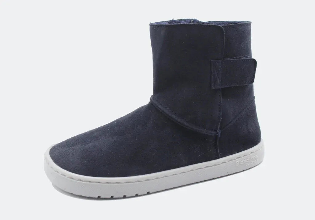 Bota Hielo Blanditos by Crio's na cor Azul-Marinho (Navy). Vista lateral do calçado barefoot respeitador infantil, em couro azul-escuro tipo camurça, sola branca plana e flexível, com fecho de velcro. Calçado Barefoot.