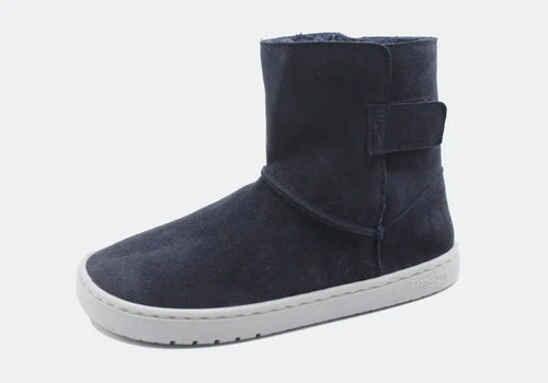 Bota Hielo Blanditos by Crio's na cor Azul-Marinho (Navy). Vista lateral do calçado barefoot respeitador infantil, em couro azul-escuro tipo camurça, sola branca plana e flexível, com fecho de velcro. Calçado Barefoot.