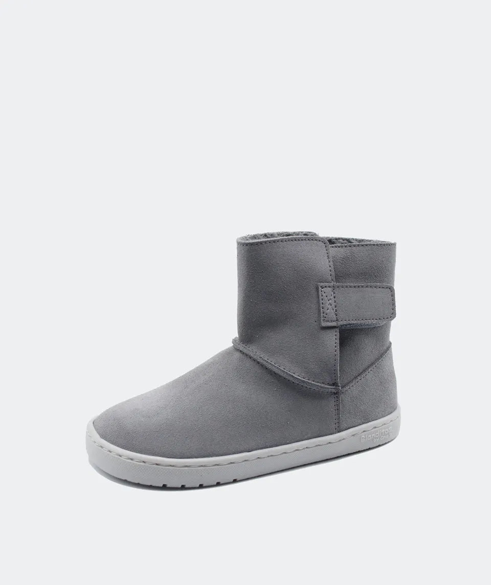 Bota Hielo Blanditos by Crio's na cor Cinza. Vista lateral do calçado barefoot respeitador infantil, em couro cinzento tipo camurça, sola branca plana e flexível, com fecho de velcro. Calçado Barefoot.