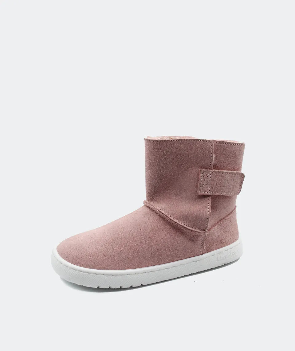 Bota Hielo Blanditos by Crio's na cor Rosa. Vista lateral do calçado barefoot e respeitador para criança, em couro rosa tipo camurça, sola branca plana e flexível, com fecho de velcro. Calçado Barefoot.