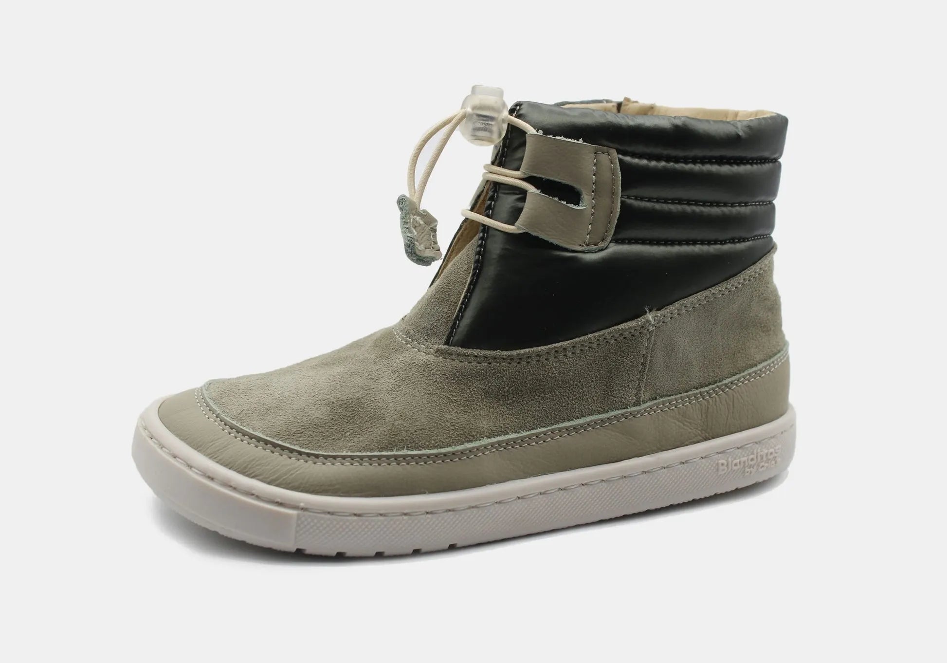 Bota Barefoot Lion da Blanditos by Crio's para criança, calçado respeitador em couro na cor Verde. Vista de perfil, calçado Barefoot com detalhe superior escuro e sola branca flexível.