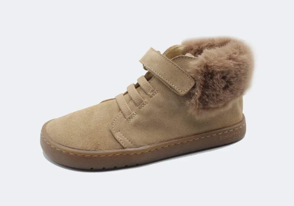 Bota Polar Blanditos by Crio's na cor Bege, vista lateral. Calçado respeitador barefoot infantil em couro bege com forro quente e fecho de velcro. Calçado Barefoot.