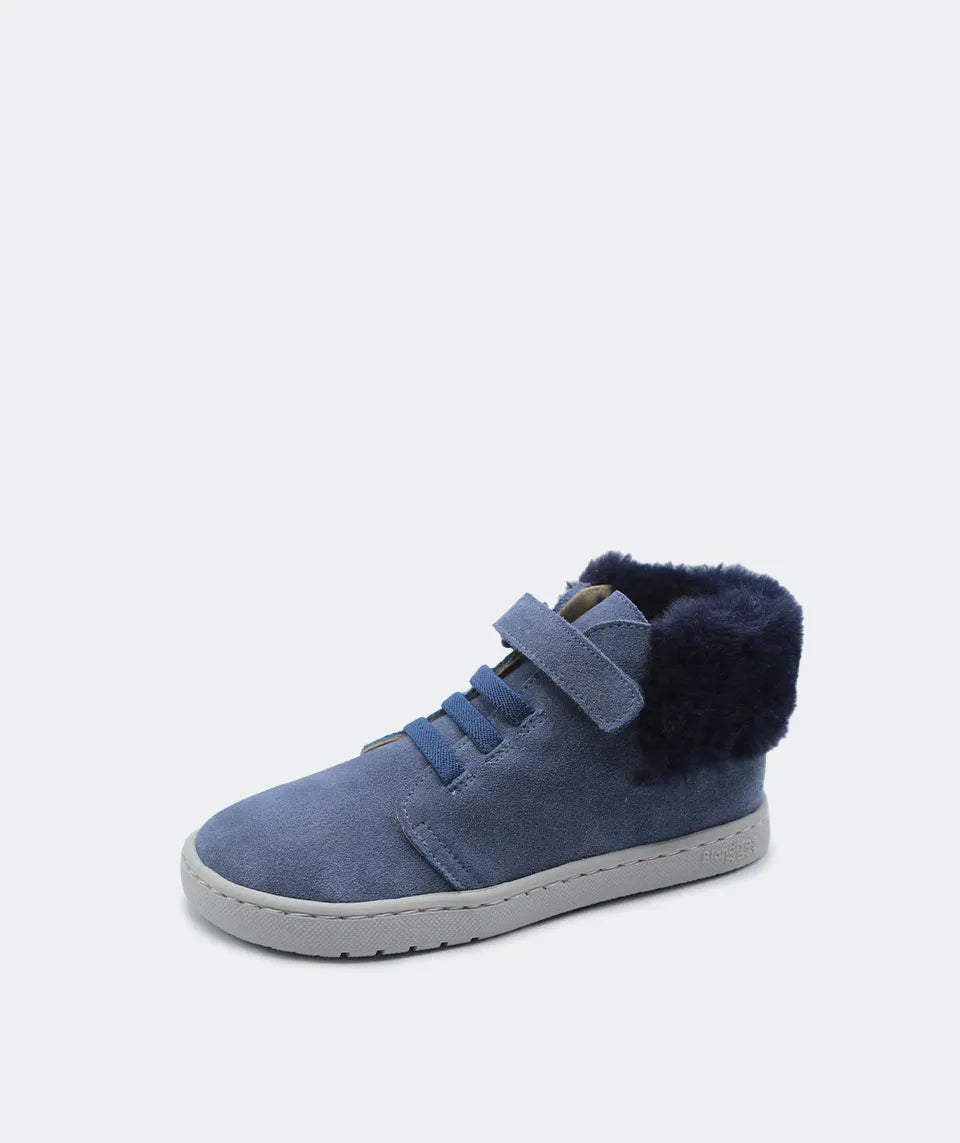 Bota Polar Blanditos by Crio's na cor Jeans (azul), vista lateral. Calçado respeitador barefoot infantil em couro azul com forro escuro e fecho de velcro. Calçado Barefoot.