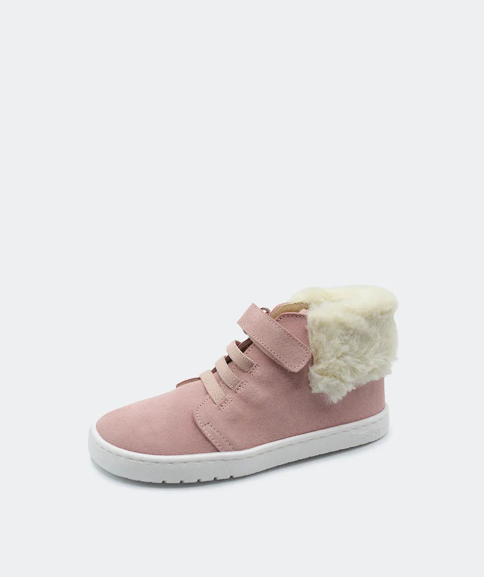 Bota Polar Blanditos by Crio's na cor Rosa, vista lateral. Calçado respeitador barefoot infantil em couro rosa com forro claro e fecho de velcro. Calçado Barefoot.