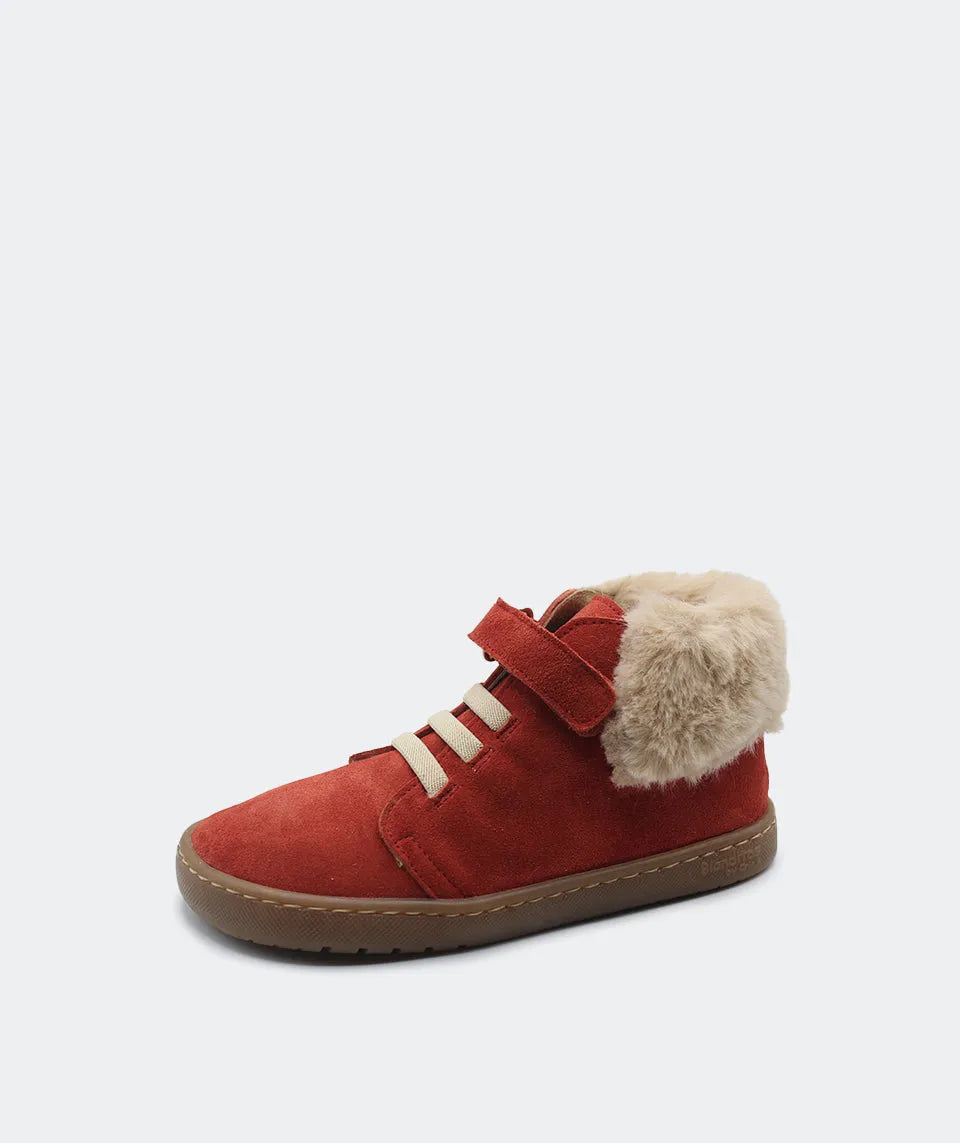 Bota Polar Blanditos by Crio's na cor Teja (vermelho-telha), vista lateral. Calçado respeitador barefoot infantil em couro teja com forro claro e fecho de velcro. Calçado Barefoot.