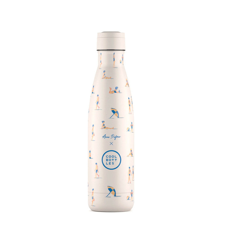 Garrafa térmica Cool Bottles Ocean Breeze branca com padrão de pessoas na praia, vista frontal com a tampa fechada, em fundo branco.
