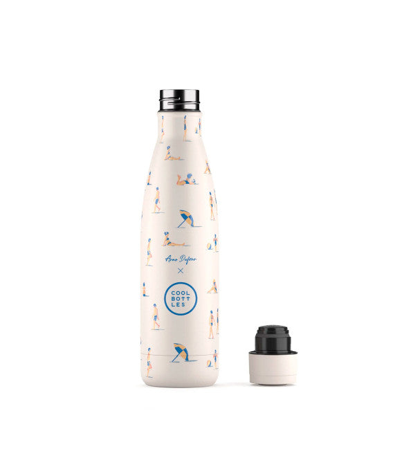 Garrafa térmica Cool Bottles Ocean Breeze branca com padrão de pessoas na praia, vista frontal, com a tampa de rosca metálica e a base da tampa removida ao lado.